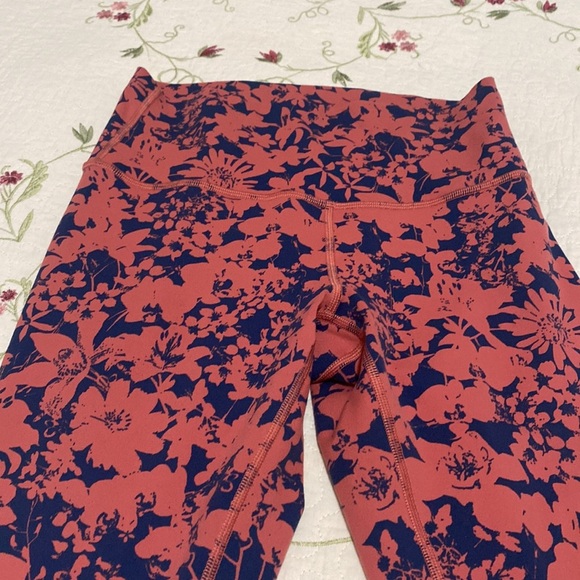 Lululemon Final Lap Crop *23 sz 6 Floral Efflorescent Dark Canyon Onyx Blue - Picture 9 of 12